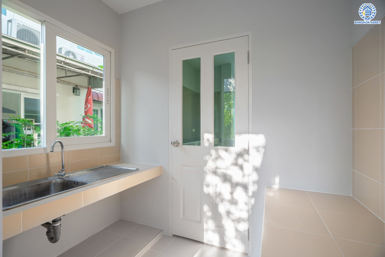 บ้านมือสองตกแต่งใหม่ คุณภาพแบรนด์ Q.House ม.คาซ่าวิลล์ ราชพฤกษ์-แจ้งวัฒนะ เนื้อที่ 50.6 ตร.ว. ฟังก์ชัน 3 ห้องนอน 2 ห้องน้ำ จอดรถได้ 2 คัน ทำเลศักยภาพ ติดถนนราชพฤกษ์ ใกล้ทางด่วนแจ้งวัฒนะ และเซ็นทรัลแจ้งวัฒนะ